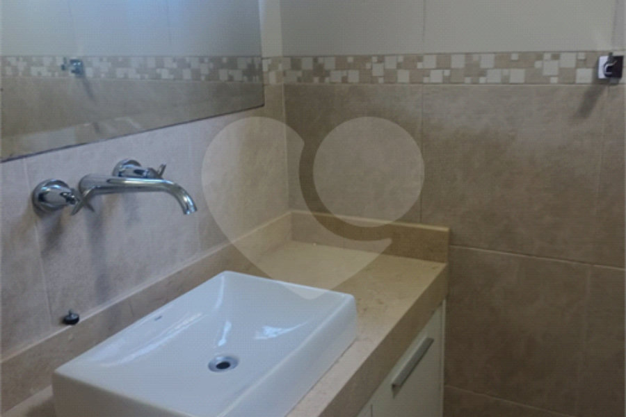 Casa à venda ou para alugar com 3 quartos, sendo 1 suíte, no condomínio Parque Suiça, Caieiras - SP