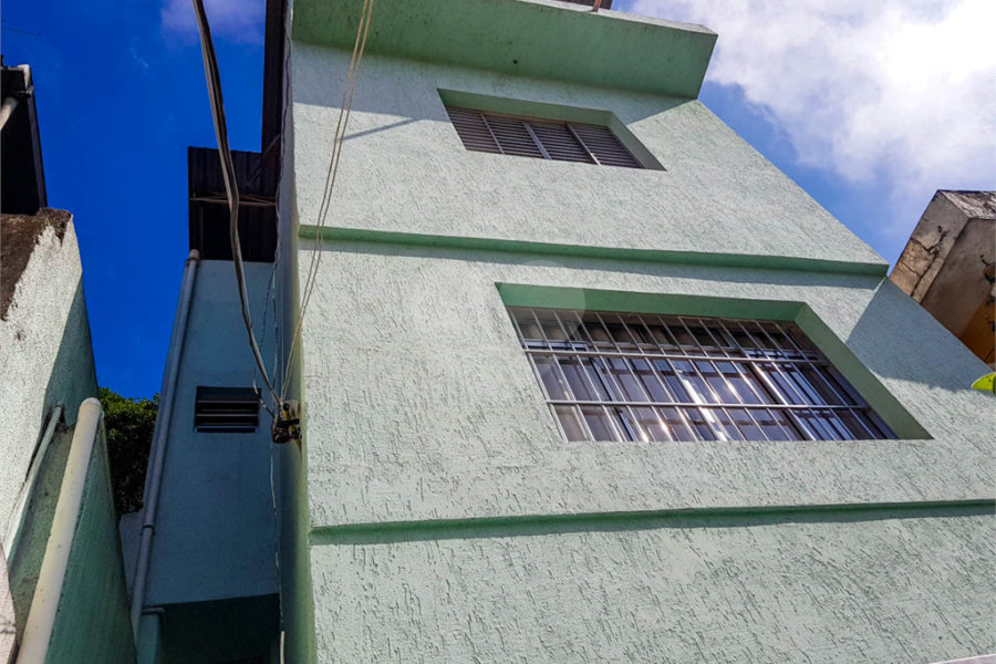 Sobrado para moradia de família grande ou para investidor.