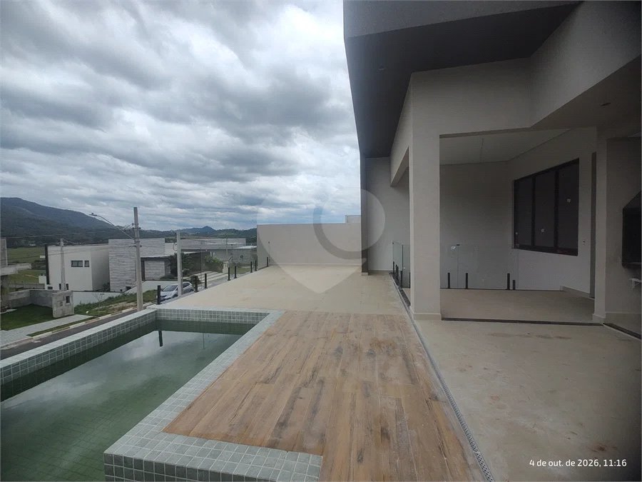 Casa exclusiva em Atibaia de alto padrão com 3 suítes, piscina, espaço gourmet, condomínio fechado, aceita financiamento