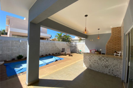 Casa térrea com piscina para venda no Condomínio Quebec.