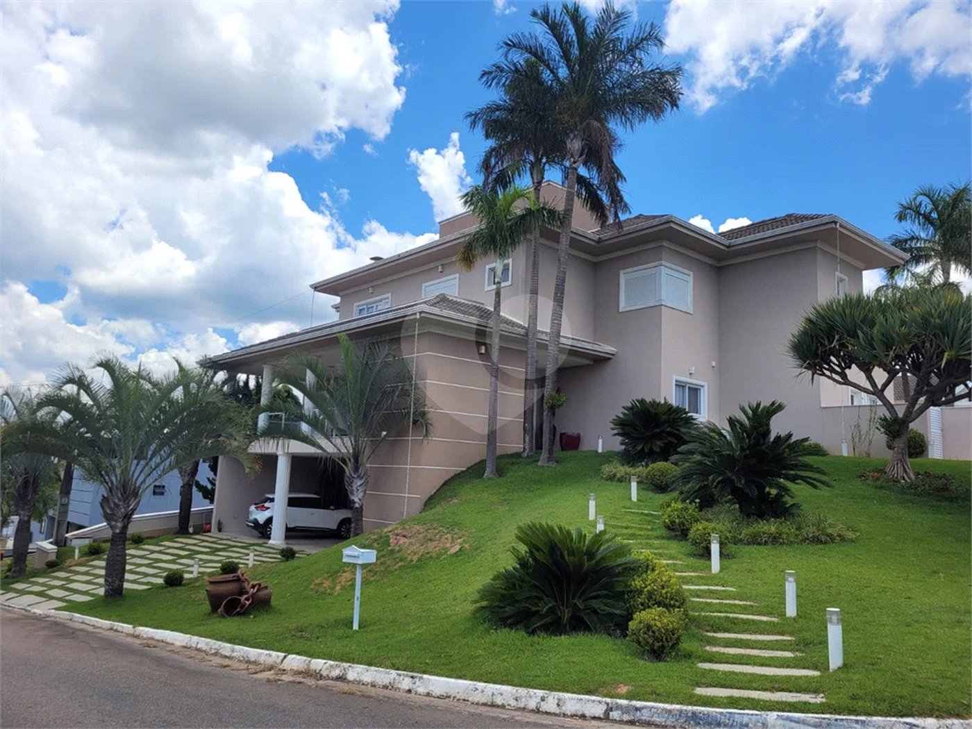 Casa à venda com 3 suítes no condomínio Colinas de Inhandjara, Itupeva - SP