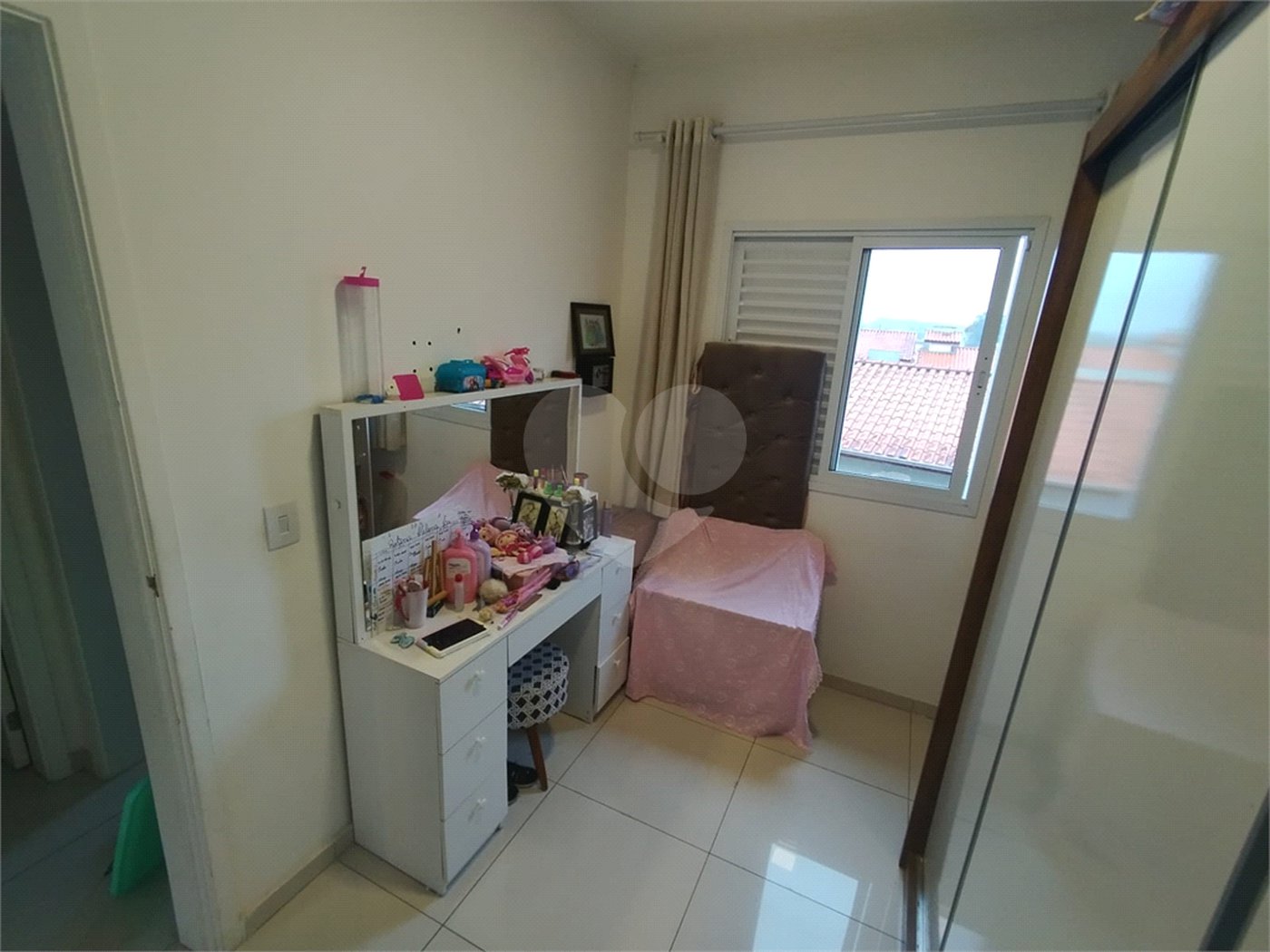 Casa à venda com 2 quartos, sendo 1 suíte, no condomínio Residencial Viva Vida, Cotia - SP