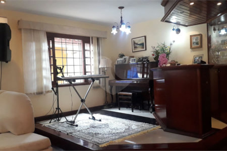 Casa à venda com 5 quartos, sendo 3 suítes,  em Vila Oliveira, Mogi das Cruzes, SP