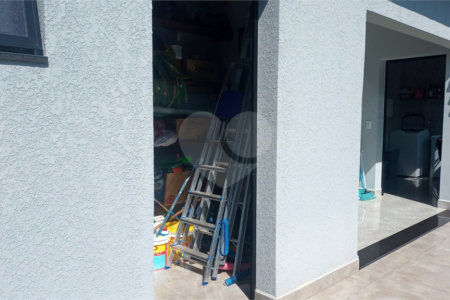 Casa à venda com 3 quartos, sendo 1 suíte, no condomínio Village da Serra, Araçoiaba da Serra - SP