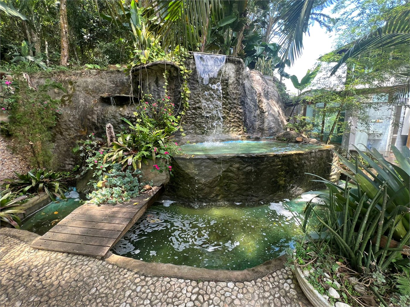 Casa à venda com 6 quartos, sendo 5 suítes, no condomínio Alpes da Cantareira, Mairiporã - SP