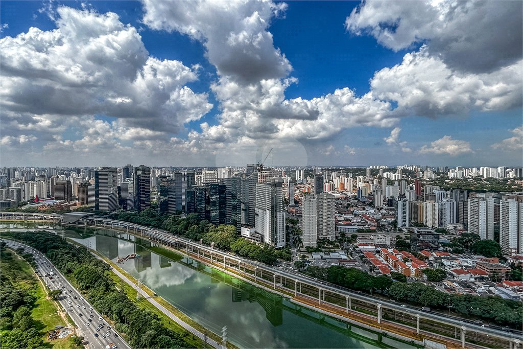 Apartamento à venda ou para alugar com 4 quartos, sendo 3 suítes, em Jardim Morumbi, São Paulo, SP
