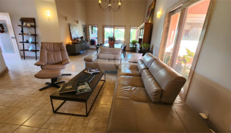 Casa à venda com 4 quartos, sendo 2 suítes,  no condomínio Residencial Jardim Primavera, Louveira - SP