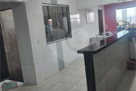 Sobrado 3 quartos e área comercial em baixo.
