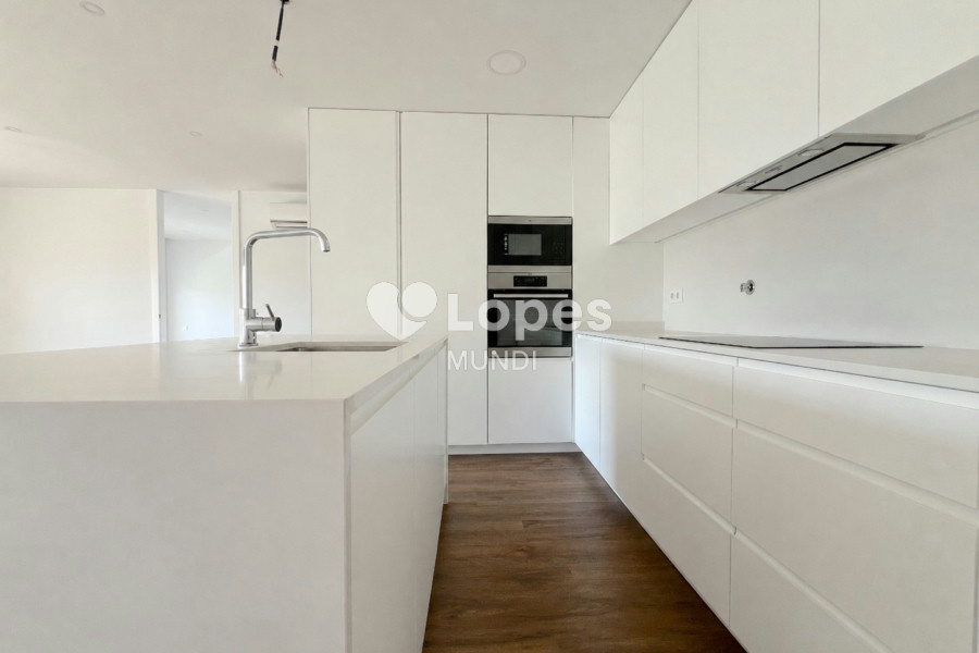 Apartamento T3 à venda em Águas Santas, Maia, Portugal – Varanda e garagem