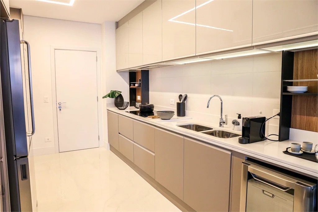 Apartamento à venda com 4 suítes em Real Parque, São Paulo, SP