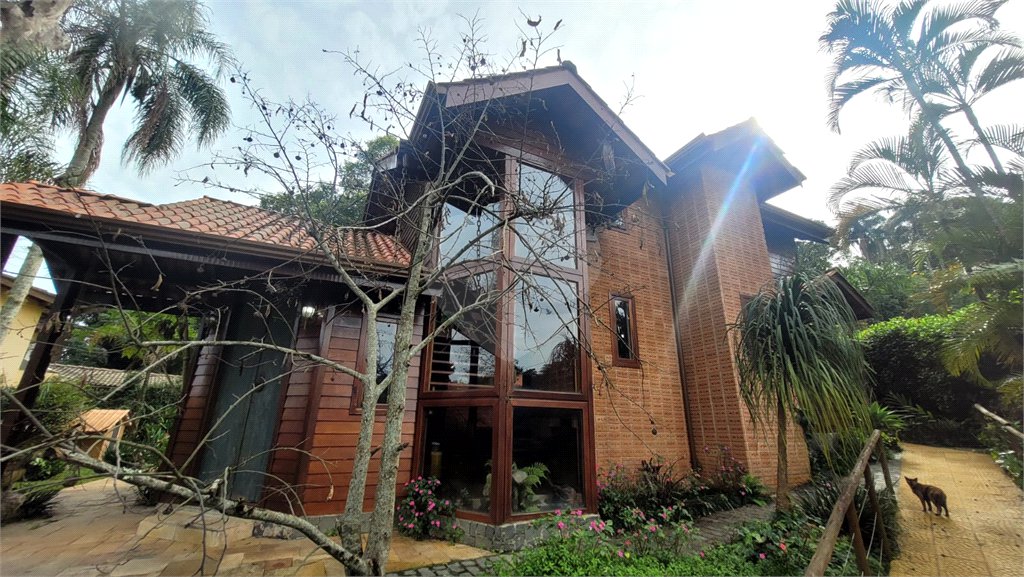 Casa à venda ou para alugar com 3 quartos, sendo 1 suíte, no condomínio Associação Reserva das Hortênsias, Mairiporã - SP