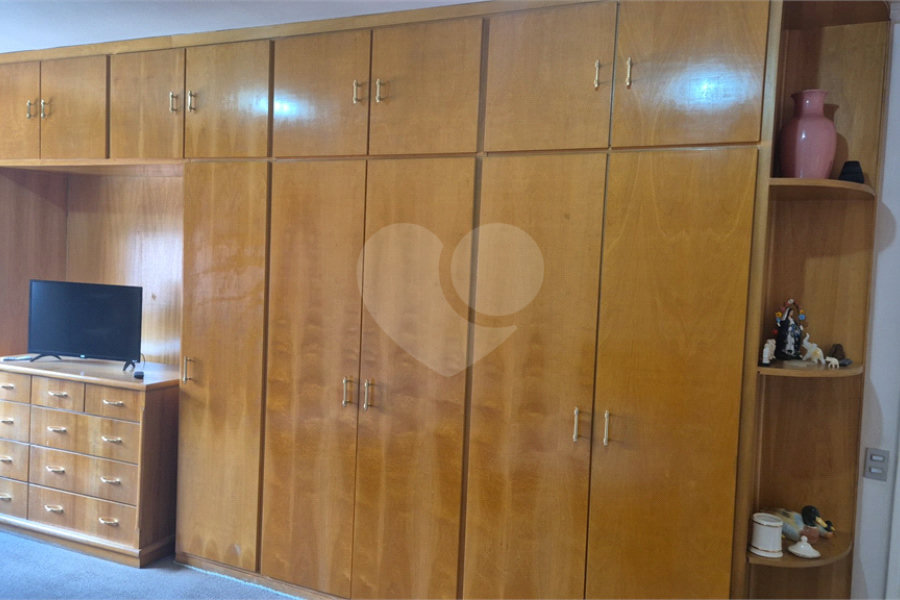 Casa à venda com 4 quartos, sendo 3 suítes, no condomínio Chácara das Rosas, São Paulo - SP