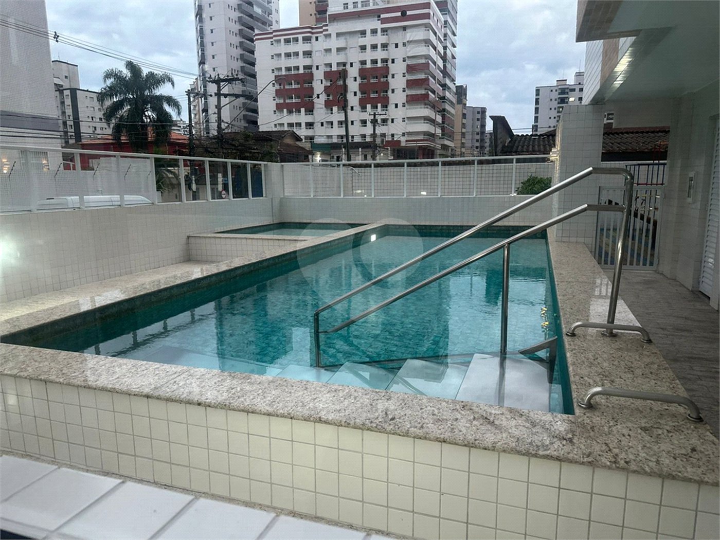 Apartamento à venda ou para alugar com 2 quartos, sendo 1 suíte,  em Guilhermina, Praia Grande, SP