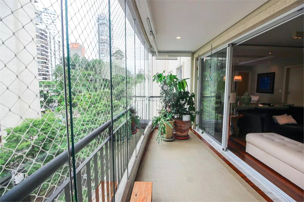 Apartamento à venda com 3 suítes em Real Parque, São Paulo, SP