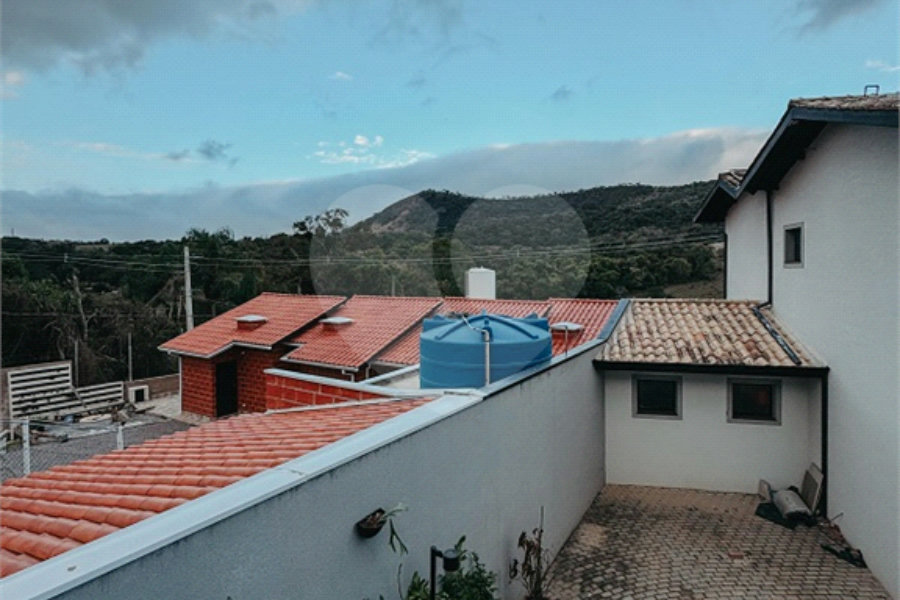 Casa à venda com 3 quartos, sendo 1 suíte, no condomínio Residencial Marchant Buarque, Atibaia - SP