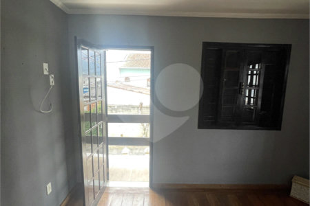 Casa à venda com 5 quartos, sendo 3 suítes, no condomínio Recanto das Palmeiras, Rio de Janeiro - RJ
