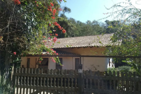 Casa à venda com 4 quartos, sendo 1 suíte, no condomínio Quinta da Cachoeira, Embu das Artes - SP