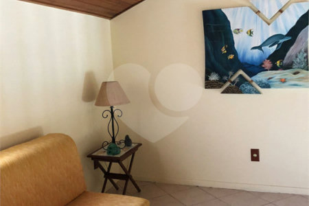 Casa à venda com 4 quartos, sendo 1 suíte, em Ogiva, Cabo Frio, RJ