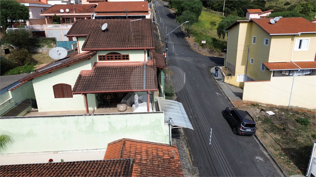 Casa à venda com 3 quartos, sendo 1 suíte, no Centro, Extrema, MG