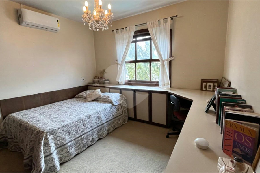 Casa à venda com 4 quartos, sendo 2 suítes, em Morumbi, São Paulo, SP