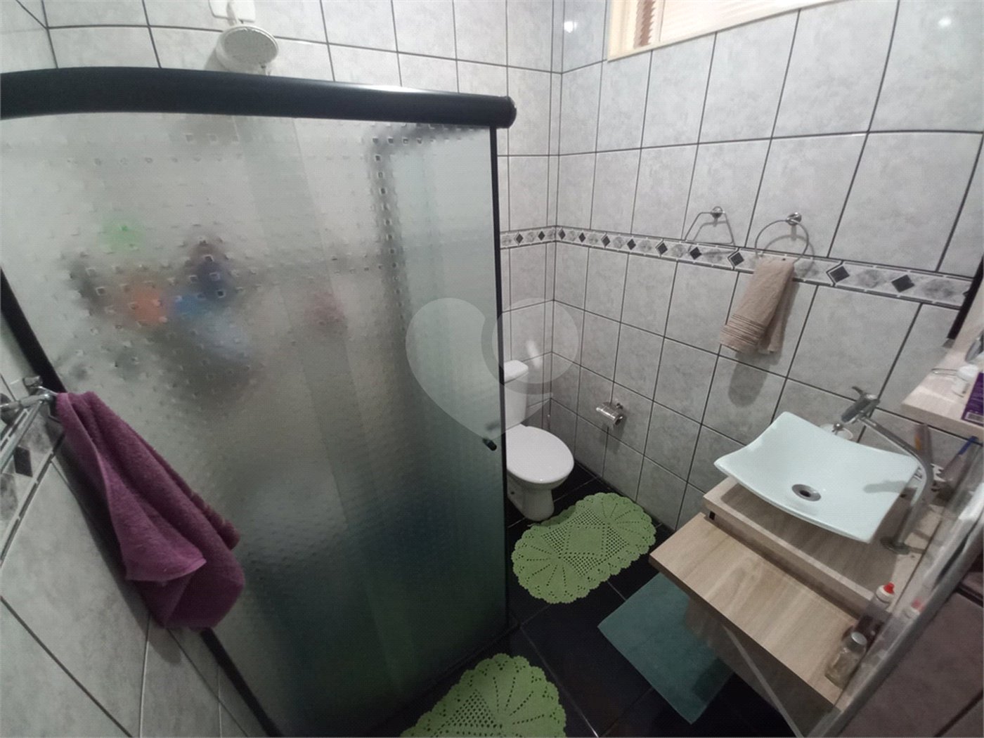 Casa Térrea com 3 dormitórios, sendo 1 suíte.