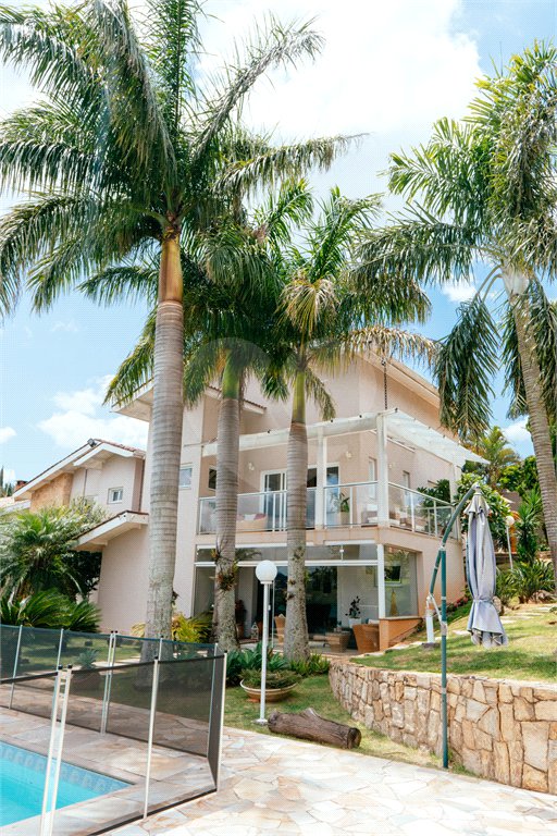 Casa à venda com 5 quartos, sendo 4 suítes, no condomínio Flamboyant, Atibaia - SP