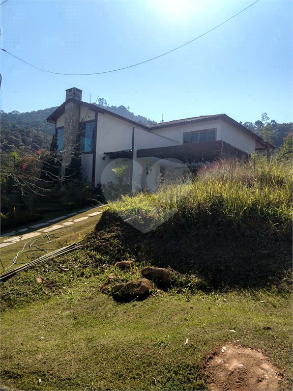 Casa à venda com 5 quartos, sendo 1 suíte, no condomínio Canada Village, Mairiporã - SP