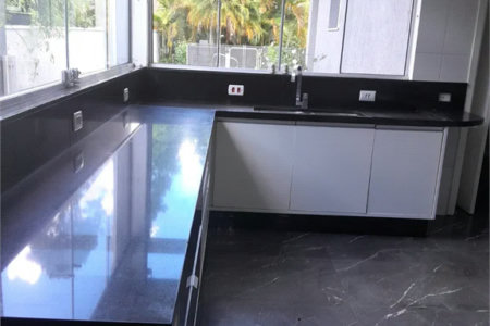 Casa à venda ou para alugar com 4 suítes em Chácaras São Carlos, Cotia, SP