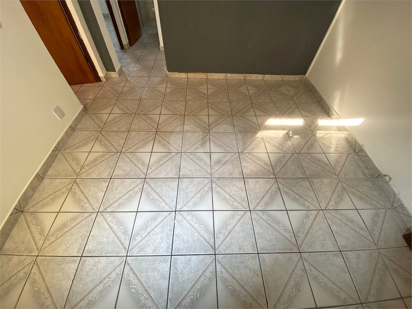 Apartamento para alugar com 2 quartos em Jardim Adriane, Itaquaquecetuba, SP