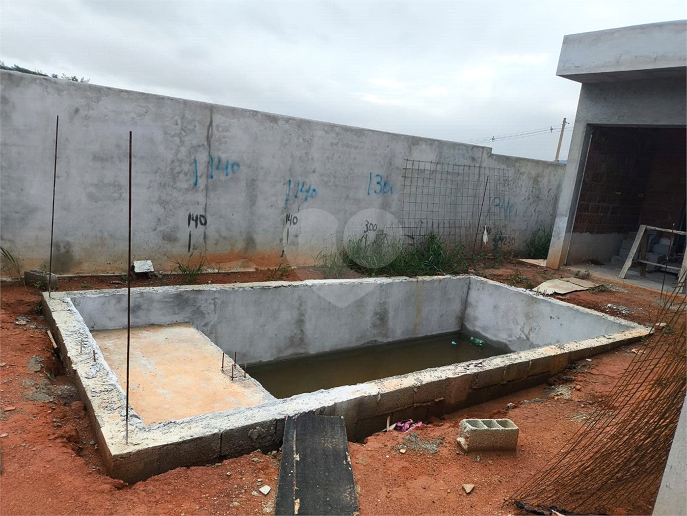 Casa à venda com 3 quartos, sendo 1 suíte, no condomínio Loteamento Parque Residencial Serras de Atibaia Ii, Atibaia - SP