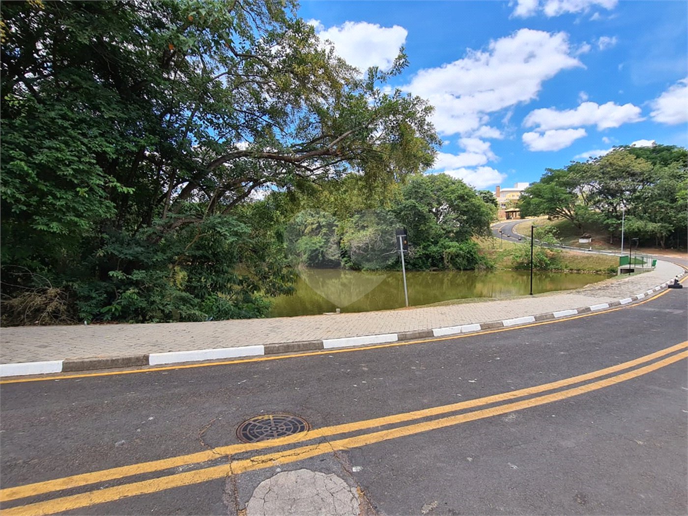 Casa à venda com 3 suítes no condomínio Terras de São Francisco, Vinhedo - SP