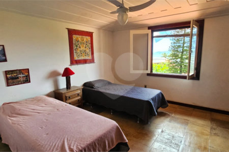 Casa em condomínio à venda ou para alugar com 3 quartos, sendo 2 suítes,  em Praia Rasa, Armação dos Búzios, RJ