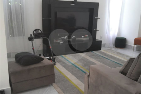 Casa à venda com 3 suítes em Moinho Velho, Cotia, SP