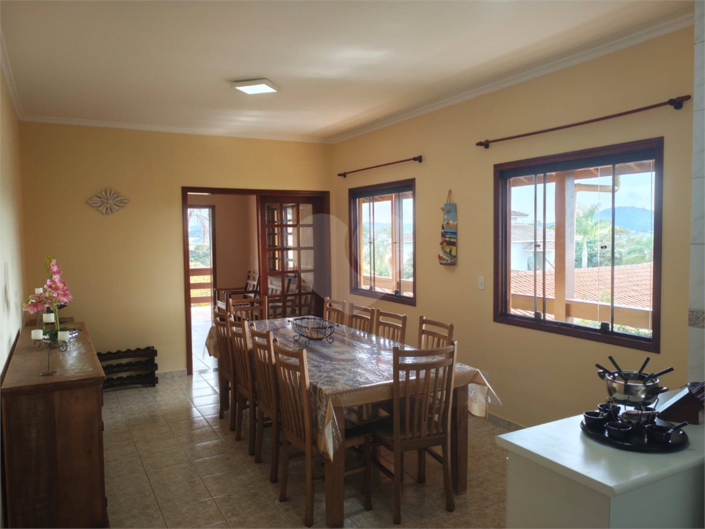 Casa à venda com 4 quartos, sendo 2 suítes,  em Country Residencial Felix, Bom Jesus dos Perdões, SP