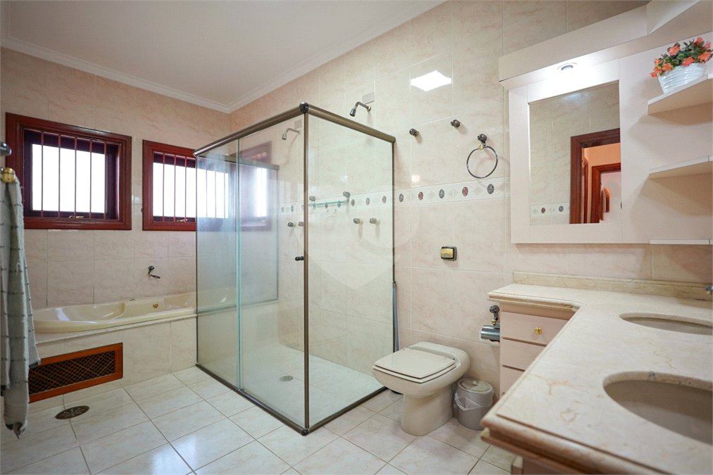 Casa à venda com 4 quartos, sendo 2 suítes, em Interlagos, São Paulo, SP