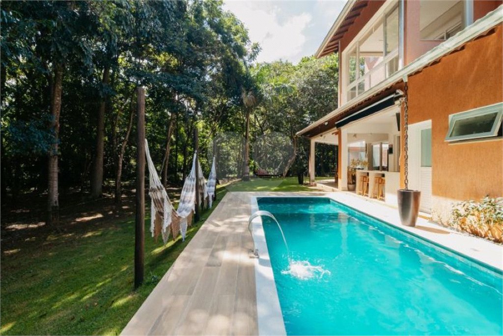 Casa à venda com 5 quartos, sendo 4 suítes, no condomínio Figueira Garden, Atibaia - SP