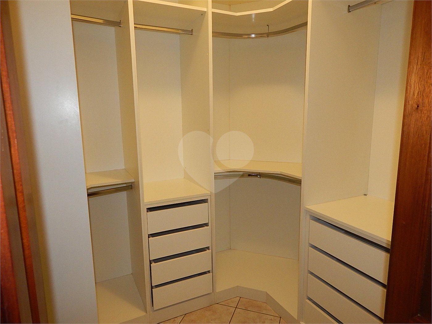 Casa à venda com 3 quartos, sendo 1 suíte, no condomínio Alpes de Vinhedo, Vinhedo - SP