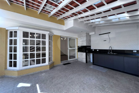Sobrado à venda com 3 quartos, sendo 1 suíte, no condomínio Villagio da Granja, Cotia - SP