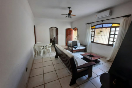 Casa à venda com 3 quartos, sendo 1 suíte,  em Jardim Aruan, Caraguatatuba, SP