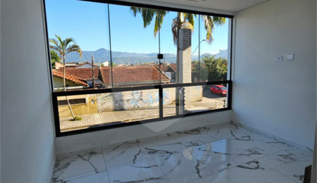 Casa à venda com 3 quartos, sendo 1 suíte,  em Maracanã, Praia Grande, SP