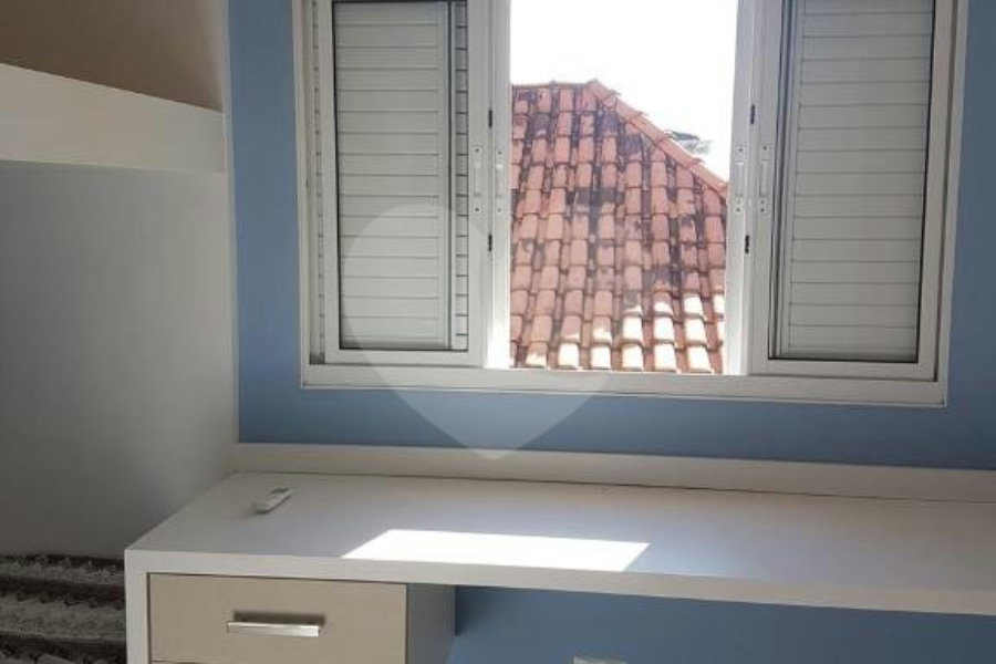 Sobrado à venda com 4 quartos, sendo 2 suítes, em Parque Maria Domitila, São Paulo, SP