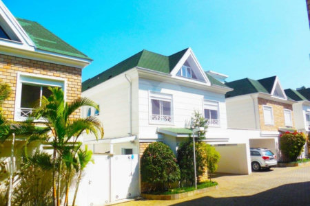Casa à venda com 4 quartos, sendo 2 suítes, no condomínio Bristol Village, São Paulo - SP