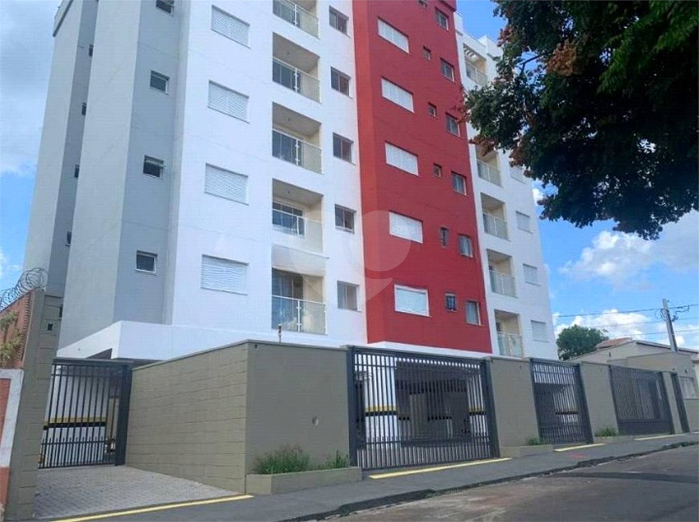 Apartamento no Condomínio Residencial Clarice.