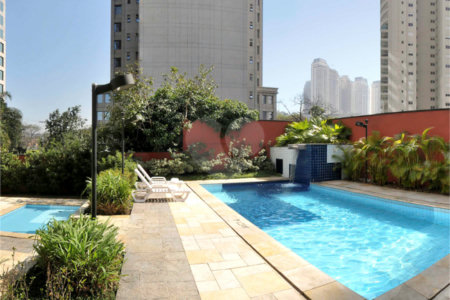 Apartamento mobiliado com 54m², 2 dormitórios, sacada e 1 vaga próximo à Berrini.