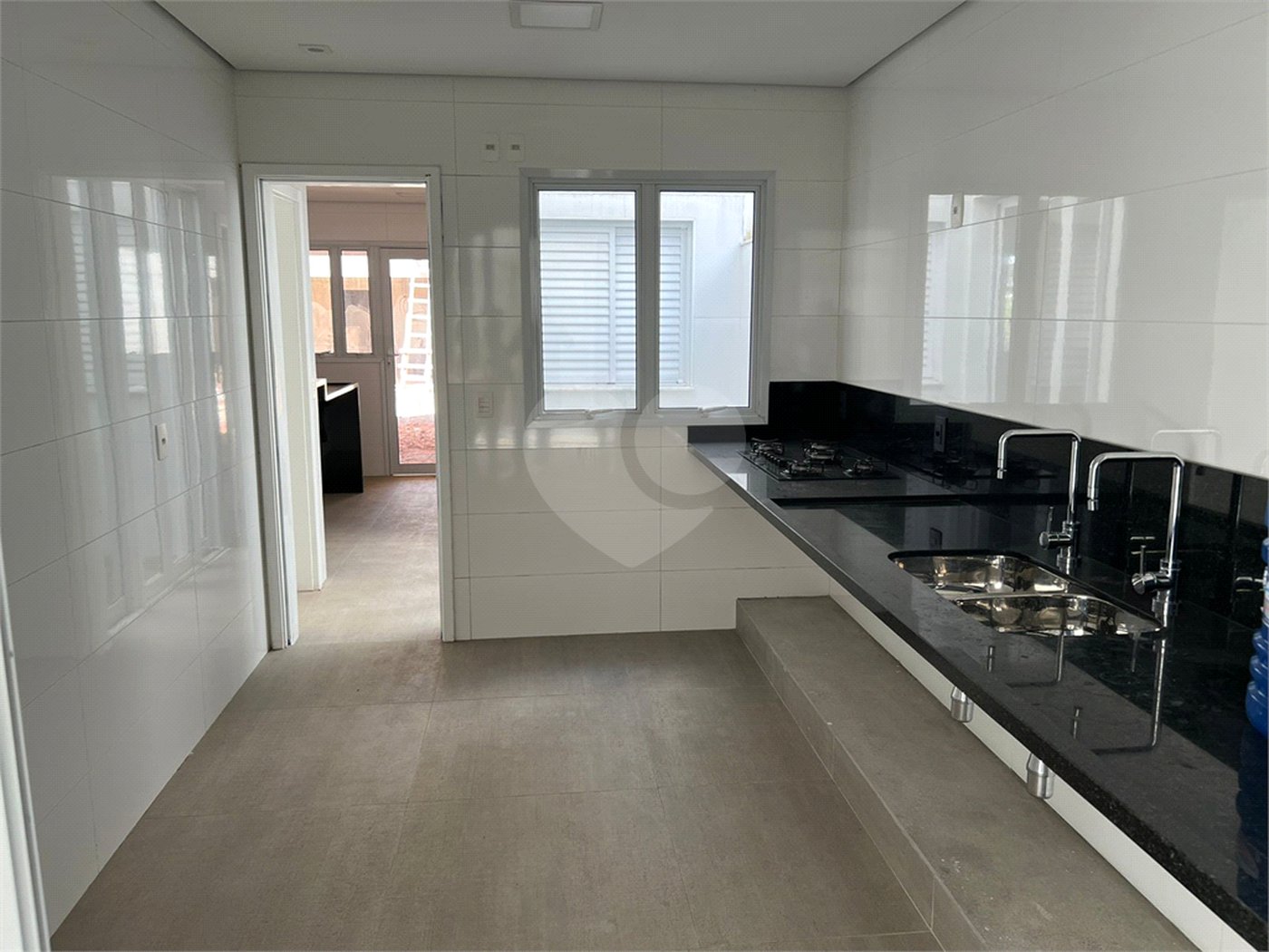Casa à venda com 4 quartos, sendo 2 suítes, no condomínio Residencial Floresta, São Paulo - SP