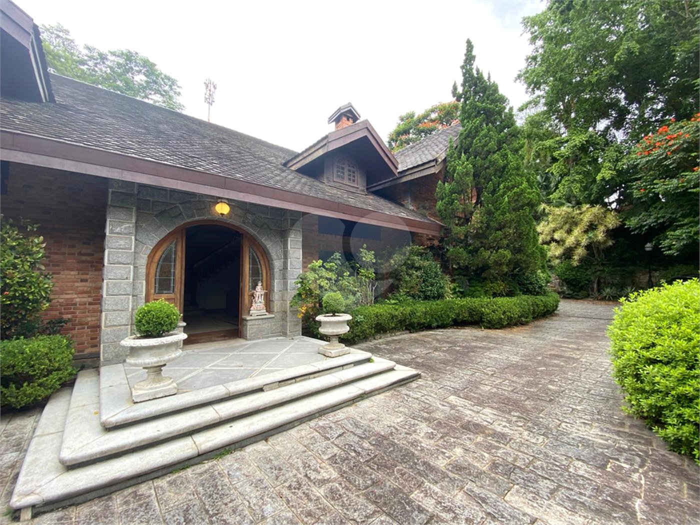 Casa à venda ou para alugar com 5 quartos, sendo 3 suítes,  em Fazenda Morumbi, São Paulo, SP