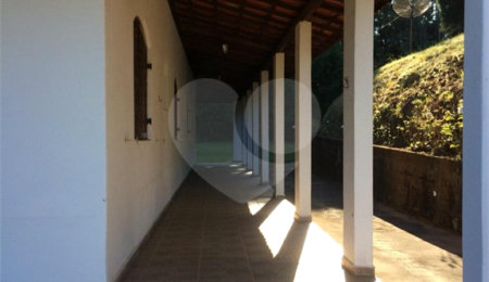 Chácara à venda com 8 quartos, sendo 3 suítes,  no Centro, Bom Jesus dos Perdões, SP