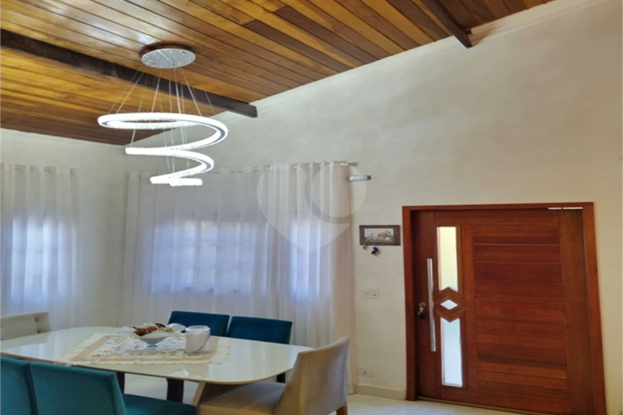 Casa à venda com 3 quartos, sendo 1 suíte, no condomínio Mountain Village, Atibaia - SP