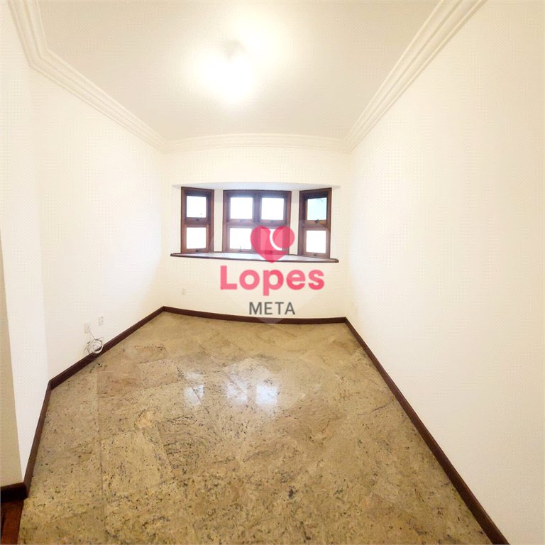 Casa à venda com 4 quartos, sendo 2 suítes, no condomínio Colinas, São José dos Campos - SP