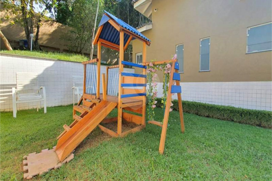 Sobrado à venda com 4 quartos, sendo 3 suítes, em Serra da Cantareira, Mairiporã, SP